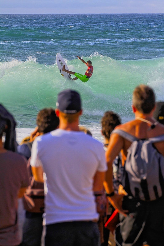 Miguel Pupo surfeando en la orilla